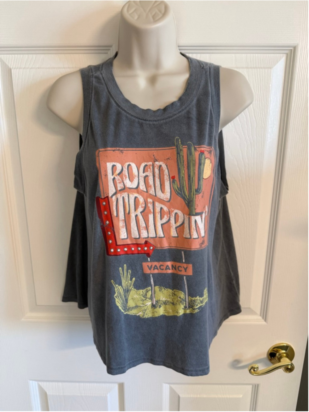 Maurices Road Trippin Desert Graphic Tank Top in gray Size M